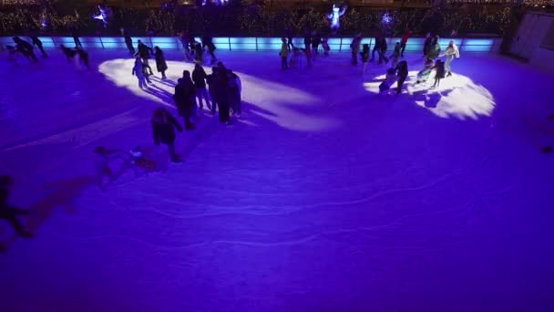 2022年12月5日 ドイツだ ミュンヘンだ カールスプラッツ シュライツシュラウフェン マンChner Eiszauber Stachus 人々はミュンヘンのダウンタウンで冬の休日の夜にアイスリンクでスケートをします クリスマス — ストック動画