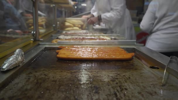 Des Chefs Masculins Méconnaissables Grillent Des Saucisses Bavaroises Traditionnelles Marché — Video