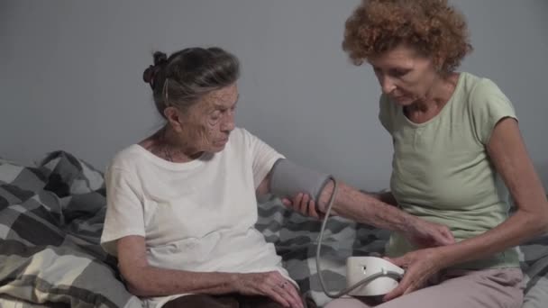 Cuidador Assistente Voluntário Idade Madura Ajudar Medir Pressão Arterial Paciente — Vídeo de Stock