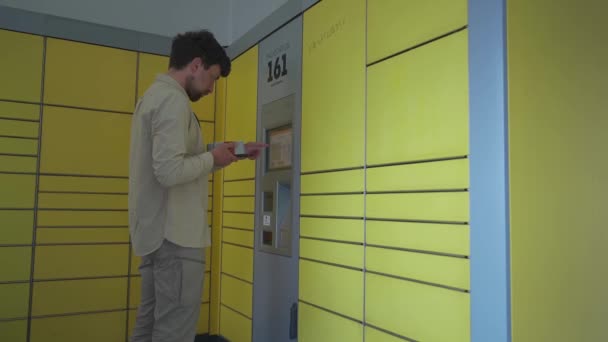 Άνθρωπος Χρησιμοποιεί Κίτρινο Σταθμό Συσκευασίας Για Στείλει Πακέτο Self Service — Αρχείο Βίντεο