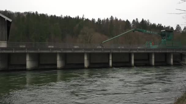 バイエルン水力発電ダム釣りはしご 魚の階段や堰は ミュンヘン ドイツの近くのイザール川で ヴォーゲルシュツゲビエッツ グランドワールド 南バイエルンのイザール川のダムで魚の階段 — ストック動画