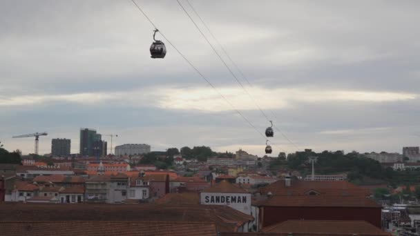 波尔图市和葡萄牙Vila Nova Gaia的缆车夏天在葡萄牙波尔图老城的旅游中心漫步 空中缆绳 离合器路 — 图库视频影像