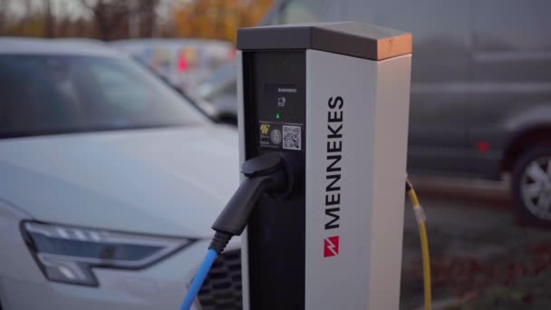 Kasım 2022 Münih Almanya Elektrikli Araba Şarj Istasyonuna Bağlı Mennekes — Stok video