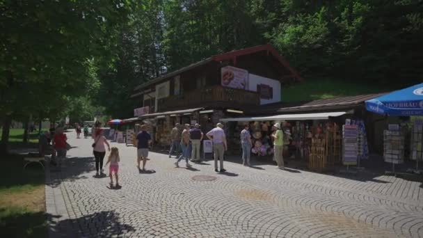2021년 25일 Schonau Konigssee 기념품 카페와 관광객과 광장의 사람들은 마을의 — 비디오