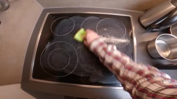 Kobieta Czyści Ręce Myje Indukcyjną Płytę Grzejną Domu Kuchennym Koncepcja — Wideo stockowe