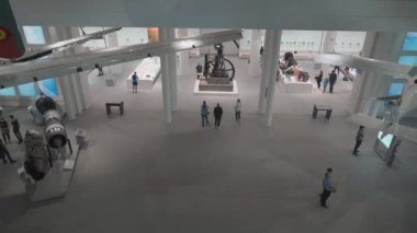 15 Kasım 2022. Almanya. Münih. Münih 'teki teknoloji müzesi, içeride bavyera. Deutsches Müzesi 'nin içi ve teknolojik gelişim sergileri. Ziyaretçiler sergileri geziyorlar. 