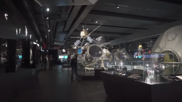 2022年11月15日 ドイツ ミュンヘン ミュンヘンにある テクノロジー博物館です ドイツ博物館の内部と技術進歩の展覧会 訪問者は展覧会を探索する — ストック動画