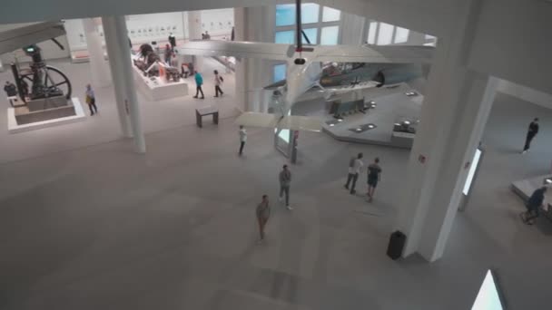 2022年11月15日 慕尼黑 Munchen的技术博物馆里面是Bavaria德国博物馆内部和技术进步展览 参观者参观展览 — 图库视频影像