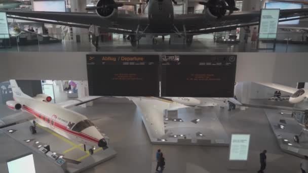 2022年11月15日 ドイツ ミュンヘン ミュンヘンにある テクノロジー博物館です ドイツ博物館の内部と技術進歩の展覧会 訪問者は展覧会を探索する — ストック動画