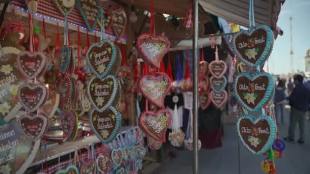 Typical Souvenir Oktoberfest Munich Gingerbread Heart Lebkuchenherz Stall Selling Gingerbread — Stock Video
