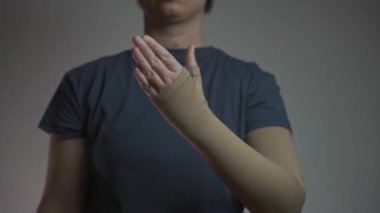 Varis, trombofil ve trombofil iltihabının tedavisi için tıbbi el kompresyonu çorapları. Sıkıştırılmış örgü. Hastane çorabı elindeydi. Lenf kanseri, eklem iltihabı için el desteği. 