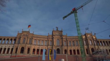 Yenileme ve yenileme sırasında maksimilianeum. Münih, Bavyera, Almanya 'da bayraklı Bavyera eyalet parlamentosu. Bayerischer Landtag Reparatur ve Wiederaufbau. Bayern Parlamentosu. 