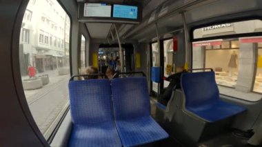 Münih. Almanya. Munchen Deutschland 'da tramvayın içi. Muenchen 'de mavi koltuklu bir tramvay. Bavyera 'da toplu taşıma. Strassenbahn, Münih 'te. Tramvay MVG. 