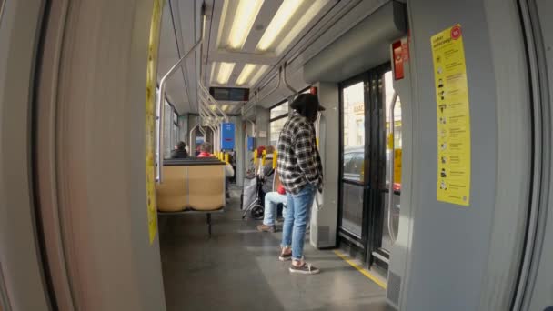2022년 15일 뮌헨이요 독일이요 독일에서 Streetcar의 인테리어 Muenchen의 파란색 좌석이있는 — 비디오