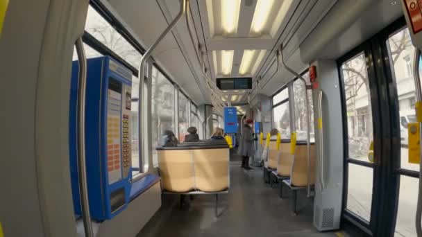 慕尼黑 Munchen Deutschland街车的内部 在Muenchen有蓝色座位的内部电车 巴伐利亚的公共交通蒙琴的Strassenbahn 缆车Mvg — 图库视频影像