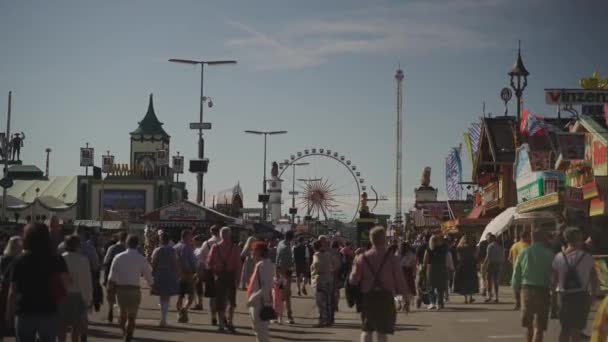 2021년 27일 뮌헨이요 독일이요 Oktobefest 사람들은 화창한 날씨에 페리스 바퀴를 — 비디오