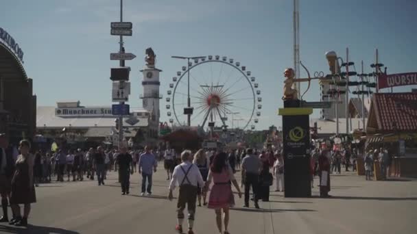 Сентября 2023 Года Мюнхен Германия Пивной Фестиваль Октобефест Люди Ходят — стоковое видео