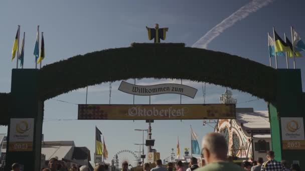 München Németországba Oktoberfest Sörfesztivál Főbejárata Egy Napsütéses Napon Üdvözöljük Jel — Stock videók