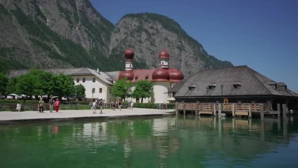 Alemanha Konigsee Kirche Bartholomaus Vista Igreja Bartholomae Água Berchtesgaden Nationalpark — Vídeo de Stock