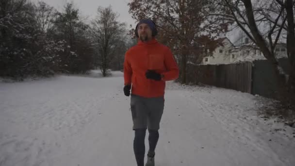 Atleet Headset Loopt Cross Country Besneeuwde Paden Het Park Winter — Stockvideo