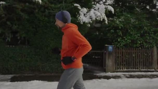 Ülke Genelinde Koşan Kulaklıklı Bir Sporcu Kışın Almanya Parktaki Patikaları — Stok video