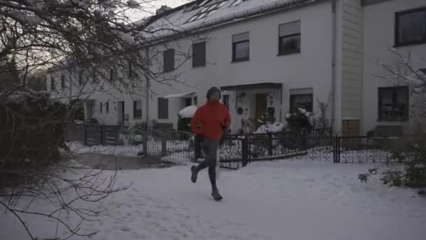 Zimowy Bieg Męskiego Joggera Trening Świeżym Powietrzu Parku Leśnym Słuchając — Wideo stockowe