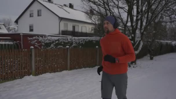 Idrottare Headset Löper Tvärs Över Landet Snötäckta Leder Parken Vintern — Stockvideo