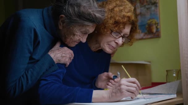Tema Hobby Comune Figlia Matura Madre Anziana Donna Anziana Dipinge — Video Stock