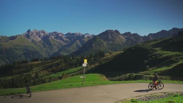 Vélo Dans Contexte Des Alpes Allemagne Vélo Sur Fond Montagnes — Video