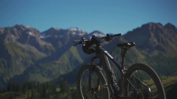 Велосипед Тлі Альп Німеччині Електронний Велосипед Тлі Гір Високі Альго — стокове відео