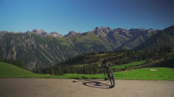 Велосипед Тлі Альп Німеччині Електронний Велосипед Тлі Гір Високі Альго — стокове відео