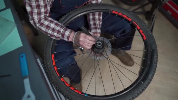 Mecánico Bicicleta Masculino Taller Reparación Haciendo Reparación Rueda Bicicleta Sustitución — Vídeos de Stock