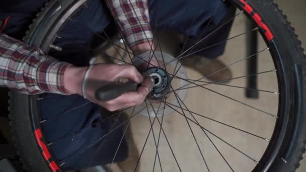 Αρσενικό Ποδήλατο Μηχανικός Κατάστημα Επισκευής Κάνοντας Επισκευή Του Τροχού Του — Αρχείο Βίντεο