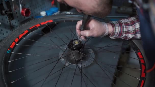 Mecânico Bicicleta Masculino Oficina Reparação Fazendo Reparação Roda Bicicleta Substituindo — Vídeo de Stock