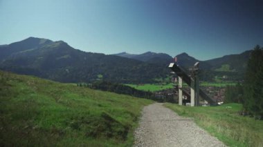Oberstdorf Almanya 'sında dünyaca ünlü Kayak Atlama Arenası. Skiflugschanze Bayern. Yazın güneşli bir günde Allgau dağlarıyla ünlü Four Hills Turnuvası 'nın bir parçası olan kayakla atlama tepesi Audi Arena manzarası. 