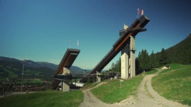 Oberstdorf Almanya 'sında dünyaca ünlü Kayak Atlama Arenası. Skiflugschanze Bayern. Yazın güneşli bir günde Allgau dağlarıyla ünlü Four Hills Turnuvası 'nın bir parçası olan kayakla atlama tepesi Audi Arena manzarası. 