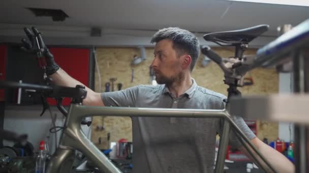 Bicycle Mechanic Holding Syringe Brake Fluid Brake Bleeding Process Cycle — Stock Video