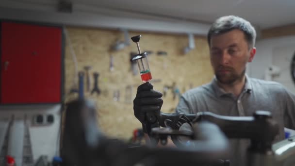 Jeringa Sujeción Mecánica Bicicleta Con Líquido Frenos Durante Proceso Sangrado — Vídeo de stock