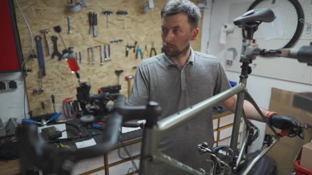 自行车机修工在制动器出血过程中使用制动液保持注射器 自行车修理工在车间将制动液注入自行车液压制动器 维修周期制动盘系统 — 图库视频影像