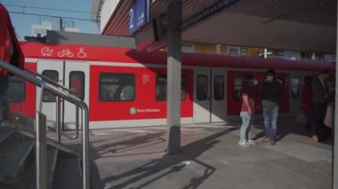 15 Nisan 2022. Münih, Almanya. Münih, Bayern 'deki S-Bahn istasyonu Hackerbrucke. Deutschland' deki demiryolu taşımacılığı teması. Banliyö hızlı treni Deutsche Bahn istasyonda kırmızı renkli. 