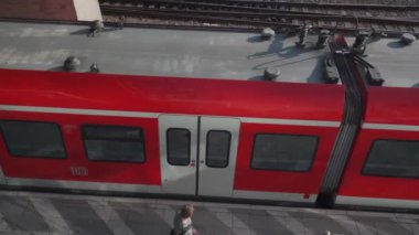 Münih, Almanya. Münih, Bayern 'deki S-Bahn istasyonu Hackerbrucke. Deutschland' deki demiryolu taşımacılığı teması. Banliyö hızlı treni Deutsche Bahn istasyonda kırmızı renkli. 