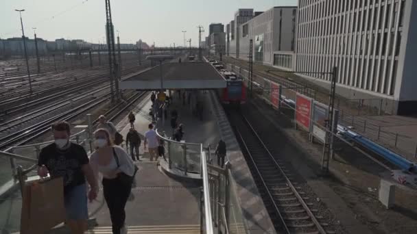 2022年4月15日 德国慕尼黑 巴伐利亚蒙琴的S Bahn车站Hackerbrucke 主题是德国的公共铁路运输 城郊快车德国铁路车站的红色列车 — 图库视频影像