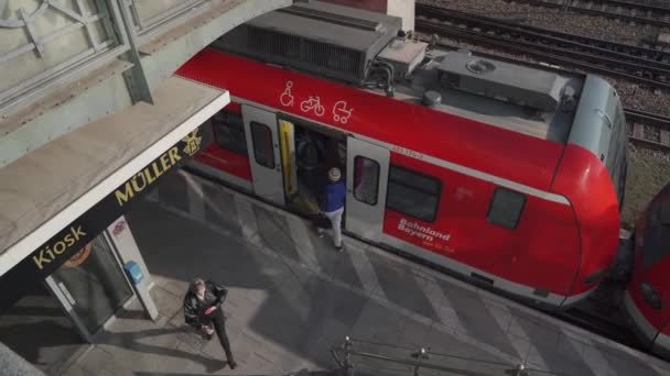 2022년 15일 바이에른에서 Hackerbrucke 독일에서 역에서 빨간색으로 도이치 — 비디오