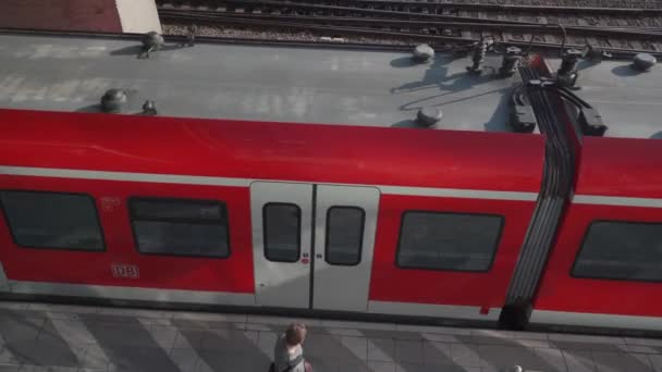ミュンヘン ドイツ バイエルン州ミュンヘンのSバーン駅ハッカーブルク ドイツの公共鉄道輸送をテーマにしています 駅の赤い色の郊外高速列車ドイツバーン — ストック動画