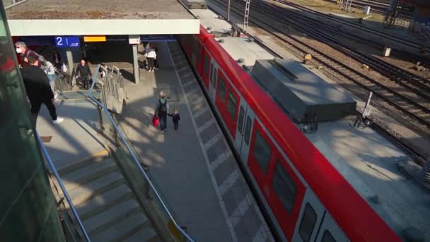Апреля 2022 Года Мюнхен Германия Station Hackerbruck Мюнхене Общественный Железнодорожный — стоковое видео