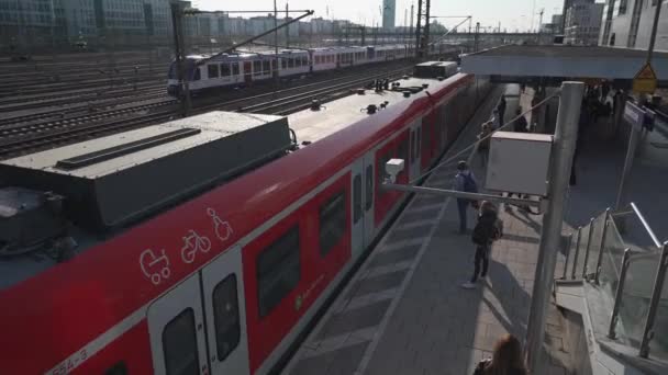 2022年4月15日 ミュンヘン ドイツ バイエルン州ミュンヘンのSバーン駅ハッカーブルク ドイツの公共鉄道輸送をテーマにしています 駅の赤い色の郊外高速列車ドイツバーン — ストック動画