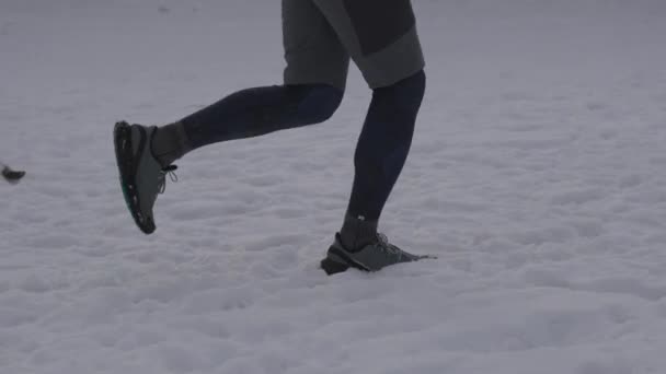 Oigenkännlig Man Springer Vintern Sneakers Snö Springer Alla Väder Joggers — Stockvideo