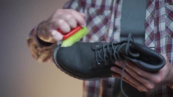 Tematyczna Pielęgnacja Fachowe Szczotkowanie Ciepłych Butów Niewielką Szczotką Warsztacie Profesjonalne — Wideo stockowe