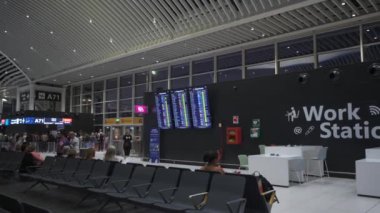 7 Ekim 2023. Roma. İtalya. Aeroporto di Roma Fiumicino Leonardo da Vinci 'nin içinde. Roma, İtalya 'daki yeni uluslararası havaalanı. Romanlardaki modern Avrupa havaalanı terminali. 