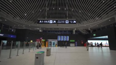 7 Ekim 2023. Roma. İtalya. Aeroporto di Roma Fiumicino Leonardo da Vinci 'nin içinde. Roma, İtalya 'daki yeni uluslararası havaalanı. Romanlardaki modern Avrupa havaalanı terminali. 